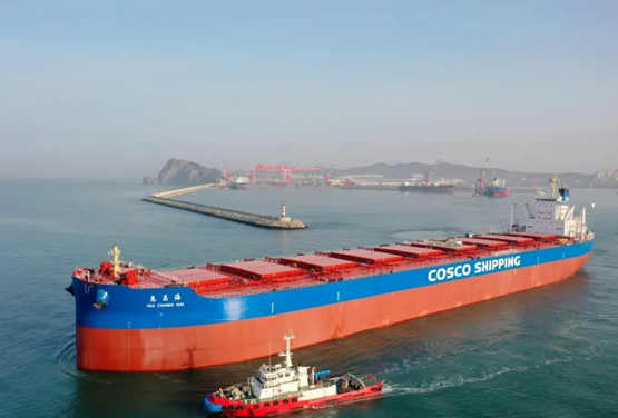 大连中远海运川崎首制20.8万载重吨散货船顺利交付