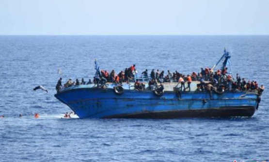 德国救援船载363名难民请求靠港未果 在地中海漂泊