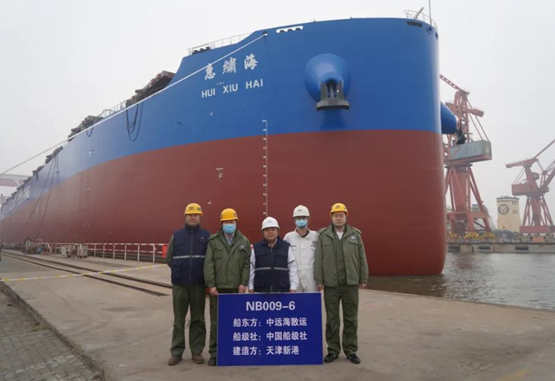 新港船舶重工21万吨散货船2号船出坞