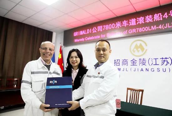 RINA船级社大中华区商务总监黄小燕现场颁发了船舶入级证书