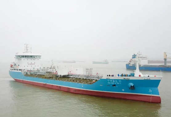 扬州金陵11960吨不锈钢化学品船试航凯旋