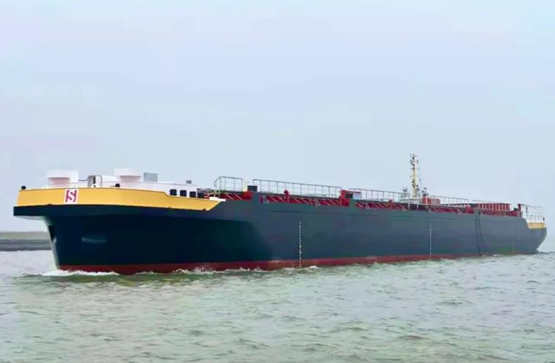 扬州金陵建造110米不锈钢化学品3#船驶离码头