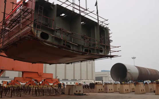 青岛造船厂承建中科炼化溢油回收船顺利搭载