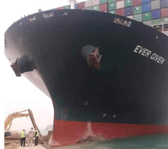 台湾长荣海运集团的超20万吨级巨型集装箱轮“Ever Green”号在苏伊士运河南端