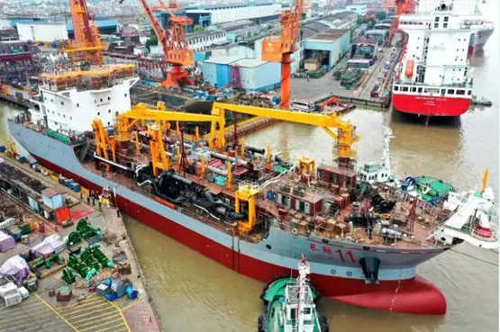 长江航道局建造的6000m³自航耙吸式挖泥船2#船提前出坞