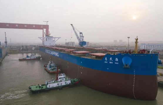 扬州中远海运重工又一艘21万吨散货船顺利出坞