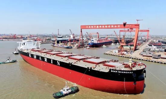 扬子江船业首制32.5万吨VLOC顺利出坞