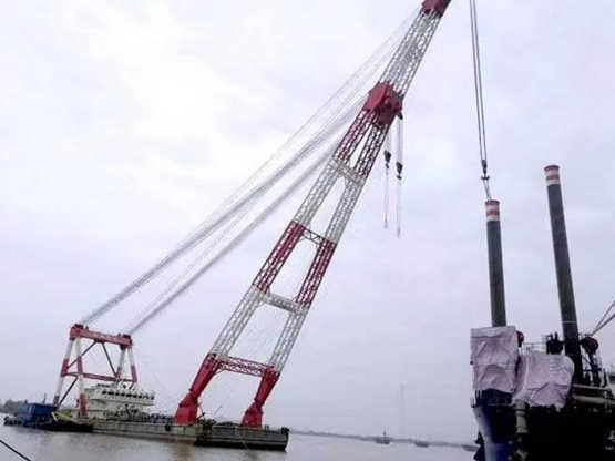 黄埔文冲：7800KW绞吸挖泥船超大型钢桩吊装工作顺利完成