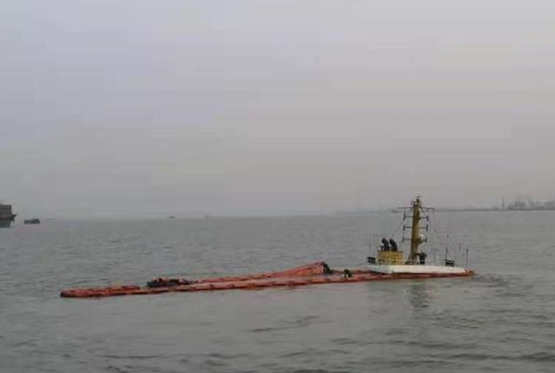广东水域内一散货船与集装箱船相撞后沉没，13名落水船员获救