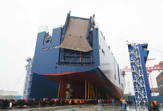 江南造船3600车汽车运输船系列首制船通过浮船坞成功下水