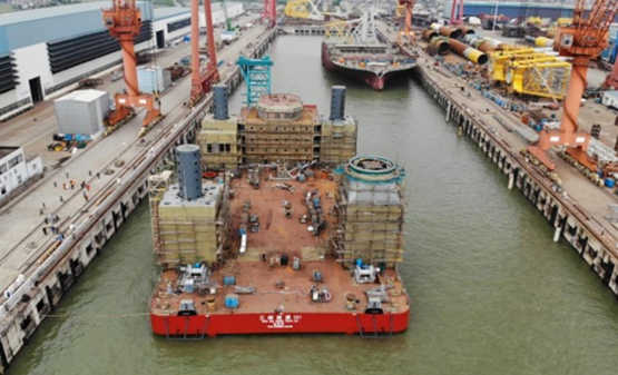 韩通船舶建造“三峡能源001”海上风电安装船命名并出坞水
