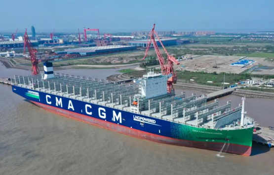 沪东中华第4艘23000箱双燃料集装箱船“达飞协和”号成功命名交付