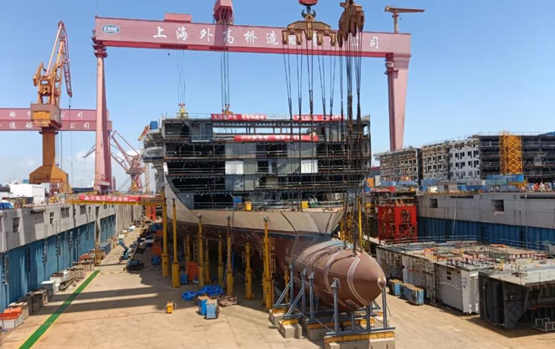 中国首制大型邮轮项目G2总段完成坞内结构搭载