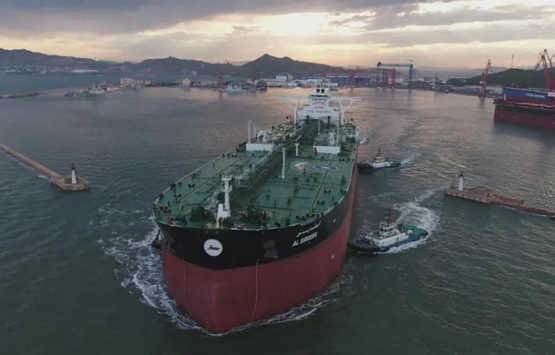 渤船重工建造的31.8万吨超大型原油船成功交付