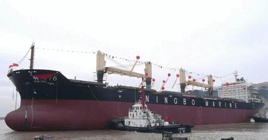 鱼童为（天时船厂建造）“明州76号”54500DWT船提供船舶漆