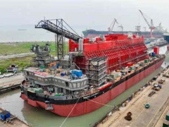 舟山中远海运重工建造第二艘20000吨转载驳顺利上水
