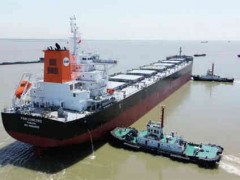 扬子三井为日本船东大河内建造的首制82500DWT散货船交付离厂