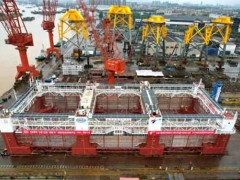 广东中远海运重工首个半潜式抗风浪养殖平台“格盛1号”下水
