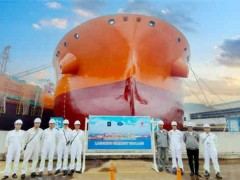 新韩通船舶一艘114000吨油轮顺利出坞