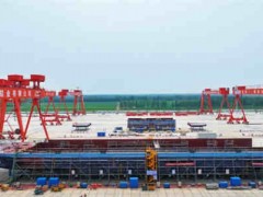 山东新能船业90米LNG动力集装箱船首船主船体贯通