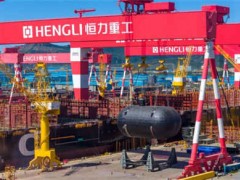 恒力重工首制全球最大C型双耳燃料舱成功吊装